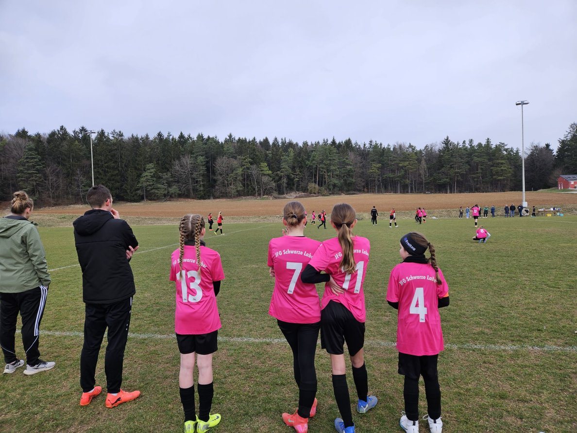 Mädchenfußball-Spielszene beim Turnier